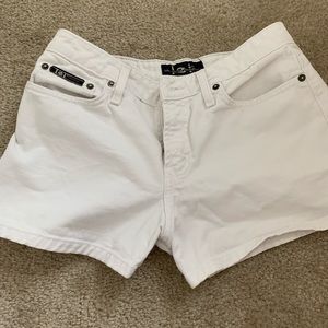 VINTAGE 90’s l.e.i white jean shorts !!